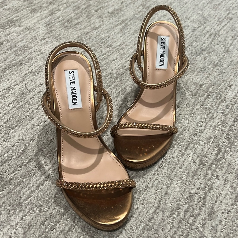 Steve Madden wedges, brand new, never worn! Add a little sparkle to your outfit!